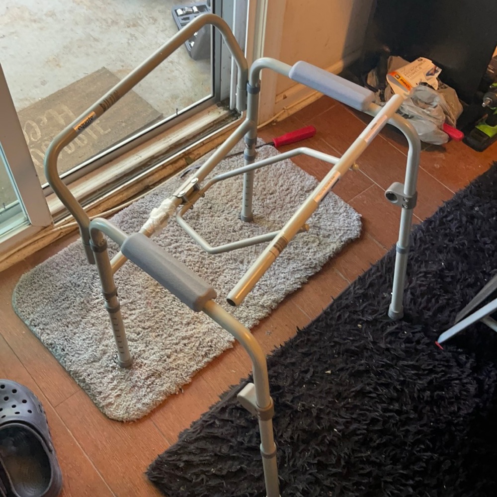 Bed side toilet for can’t walk to bathroom